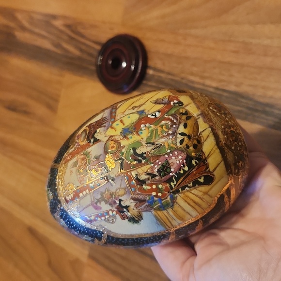 Satsuma Geisha Small Porcelain Egg with Lacquered Cherry Wood Platform Base - Picture 2 of 12